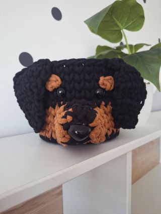 Háčkovaný košík-jezevčík 🐶 Jeden z košíčků na vaše přání. Příště se můžete těšit na bavorského barváře a také na...