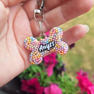 Psí známka na objednávku 🐶 Známka je vyrobená z pryskyřice. Je velmi odolná proti poškrábání a také proti žloutnutí. Více...