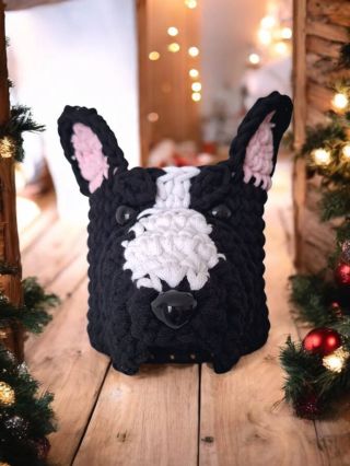 Jeden anglický bulteriér na objednávku 🐶 Kdo by chtěl také háčkovaný košík pejska pod stromeček? A jaké plemeno by to mělo...